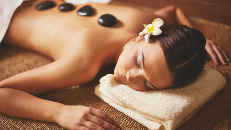 Découverte du massage relaxant aux pierres chaudes